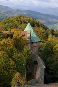 France, Bas-Rhin (67), le château du Haut-Koenigsbourg, le Grand Bastion surplombant la forêt alentours, tour ouest  et le jardin supérieur