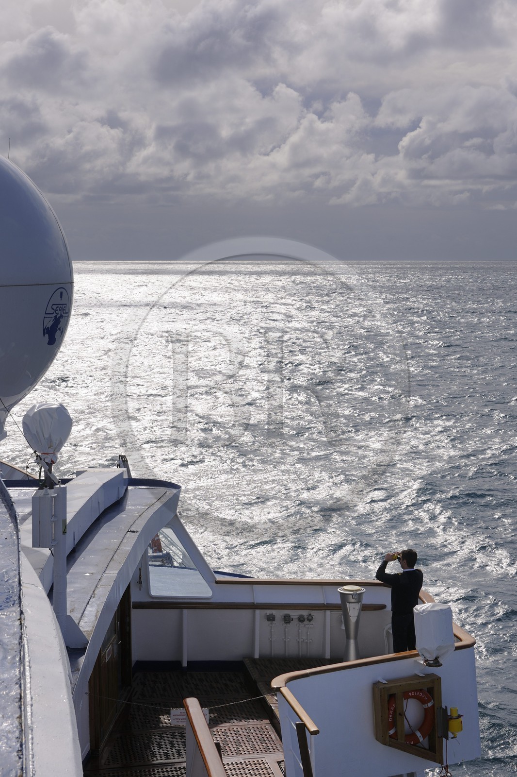 Islande, vers le Détroit du Danemark, à bord du bateau de croisière le Princess Danae, un officier scrute l'horizon