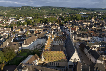 France, Côte-d'Or (21), Beaune, zone classée Patrimoine Mondial de l'UNESCO, Hospices de Beaune, l'Hôtel-Dieu, la basilique collégiale Notre-Dame de Beaune et la Côte de Beaune en arrière plan (vue aérienne)