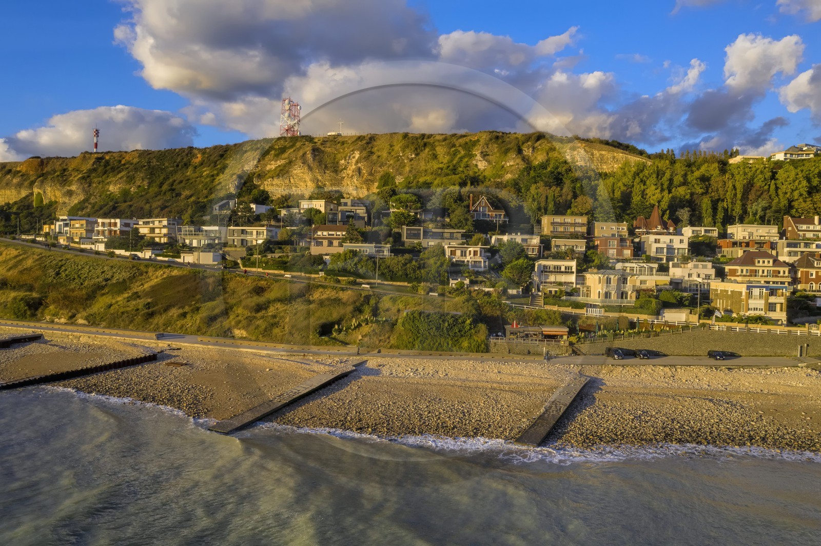 France, Seine-Maritime (76), la commune de Sainte-Adresse prolonge par la côte Le Havre, lieu dit et café Le Bout du Monde vers cap de la Hève (vue aérienne)