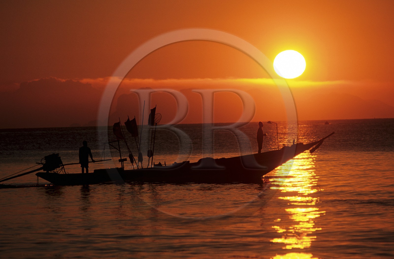 Thaïlande, Archipel îles Samui, île de Koh Pha-Ngan, barque de pêcheurs au coucher du soleil