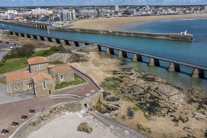 France, Vendée (85), Les-Sables-d'Olonne, le Prieuré Saint-Nicolas à la pointe du quartier de La Chaume et le chenal d'accès aux ports (vue aérienne)