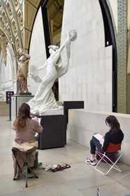 France, Paris (75), le musée d'Orsay, étudiantes des Beaux-Arts en cession de dessin