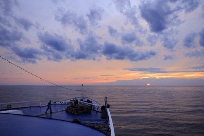 Canada, province de Québec, Gaspésie, coucher de soleil sur le fleuve Saint-Laurent depuis le bateau Princess Danae