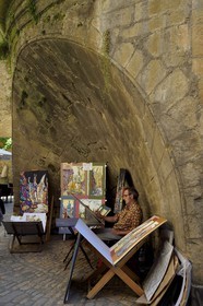France, Dordogne, Perigord Noir, Dordogne valley, Sarlat la Caneda, street corner turned into a painting selling workshop, trunk angle also called shell