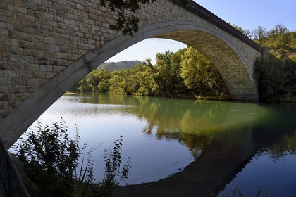 France, Alpes-de-Haute-Provence (04), parc naturel régional du Verdon, Gréoux-les-Bains, pont au dessus des rives du Verdon