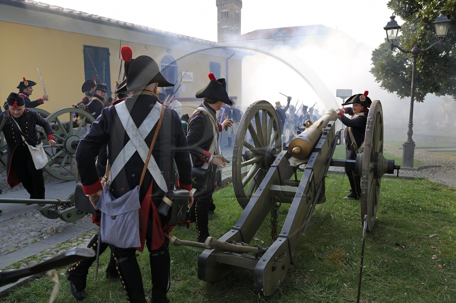 Italie, Ligurie, Sarzana, Napoleon Festival, soldats français de la Grande Armée faisant feu au canon sur l'ennemi autrichien aux abords de la Citadelle (forteresse Firmafede)