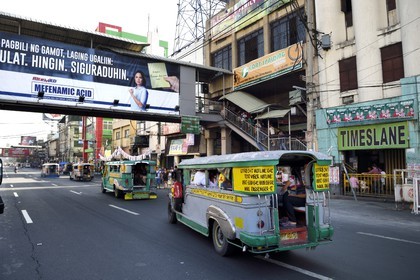 Philippines, Ile de Luzon, Manille, quartier San Miguel,  jeepney (jeep allongée pour le transport de passagers) sur le boulevard Quezon