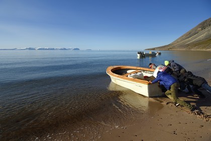 Groenland, cote Nord-Ouest, Murchison sound au nord de la baie de Baffin, Siorapaluk, village le plus septentrional du Groenland, les habitants se déplacent la plupart du temps en bateau l'été pour aller chasser