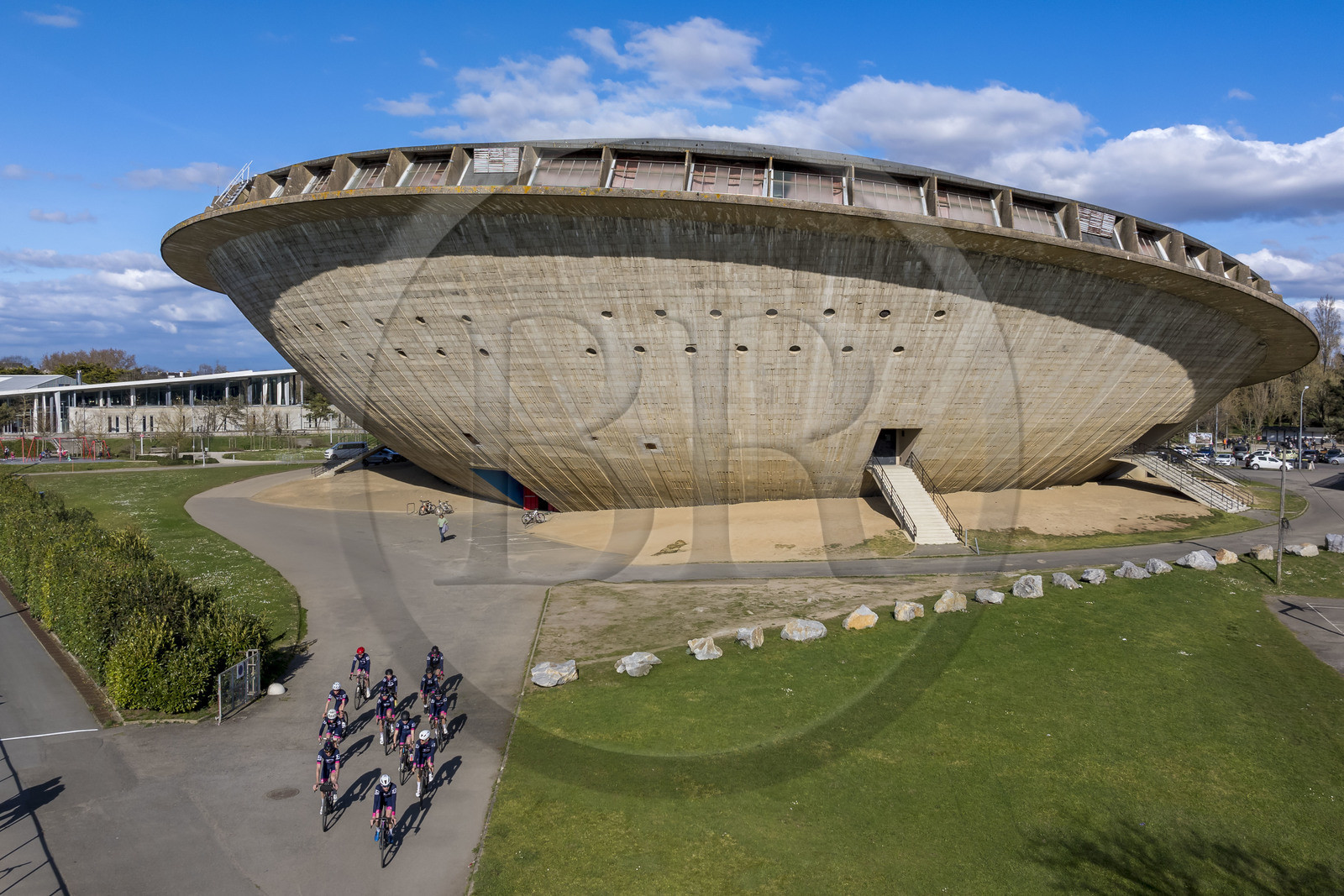 France, Loire-Atlantique (44), Saint-Nazaire, le Palais des sports appelé La Soucoupe datant de la reconstruction de la ville et des cyclistes du club Best Triathlon Saint Nazaire à l'entrainement (vue aérienne)