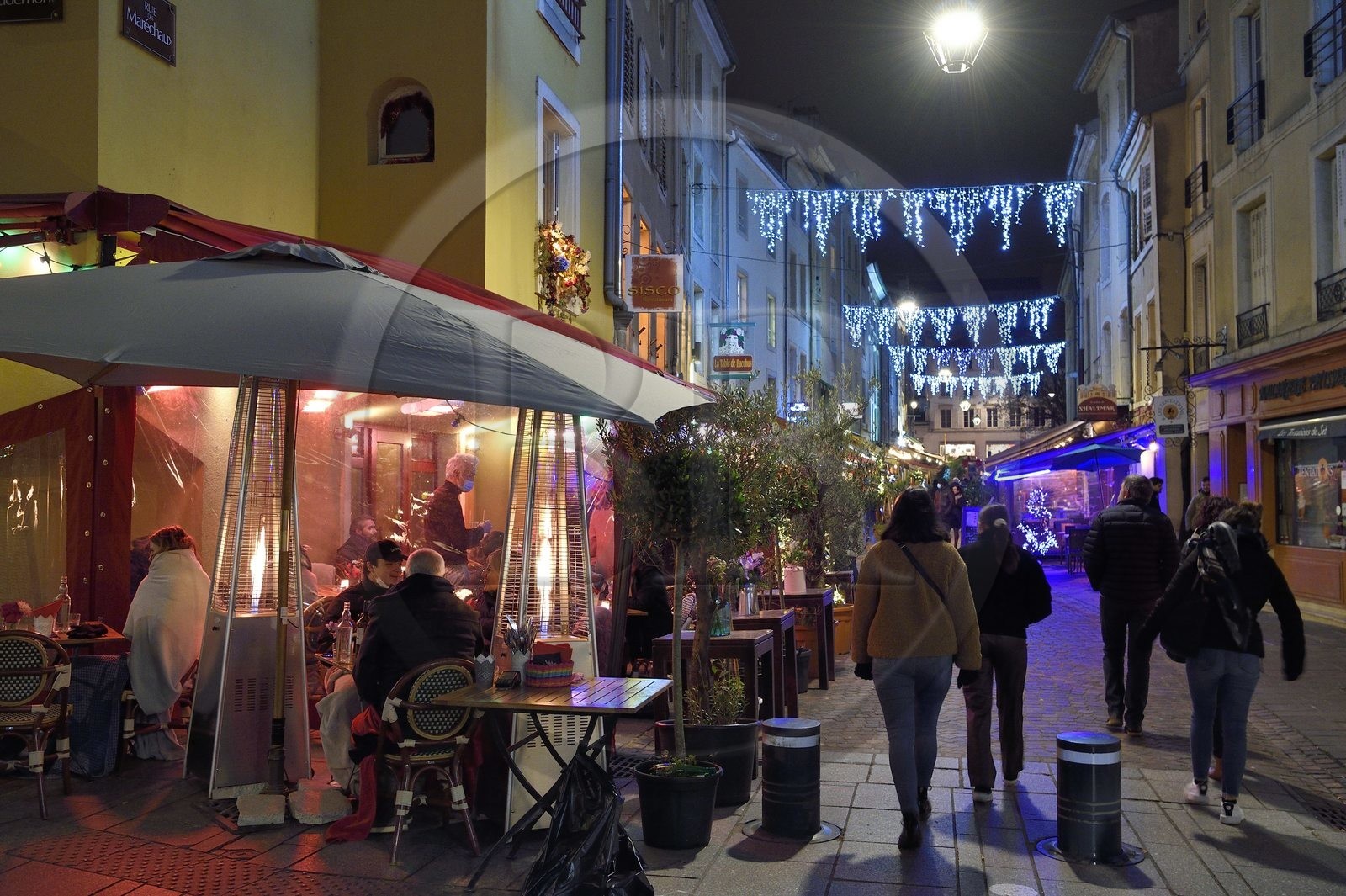 France, Meurthe-et-Moselle (54), Nancy, restauration en terrasse rue Gustave Simon lors de la fête de la Saint-Nicolas