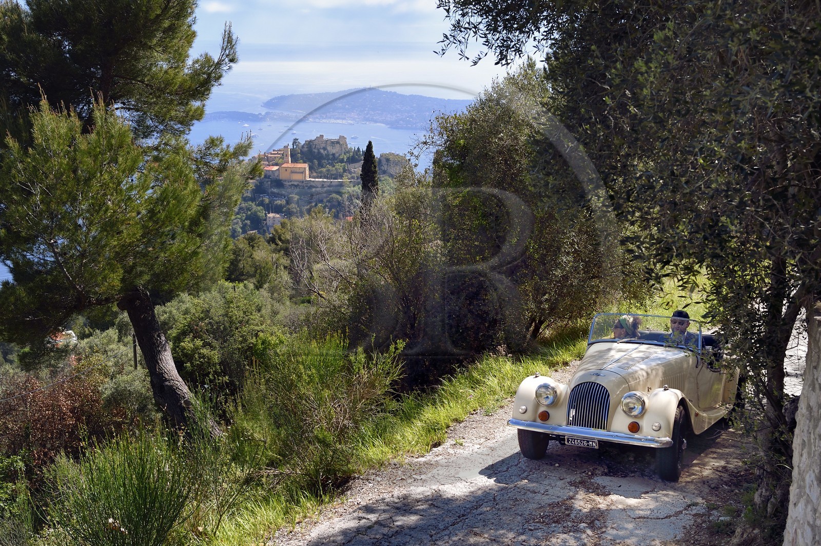 France, Alpes Maritimes (06), découverte de la côte dans une voiture vintage Morgan Roadster 4 4, ici sur une route surplombant le village perché d'Eze, Saint-Jean-Cap-Ferrat en arrière plan France, Alpes Maritimes (06), découverte de la côte dans une voiture vintage Morgan Roadster 4 4, ici sur une route surplombant le village perché d'Eze, Saint-Jean-Cap-Ferrat en arrière plan