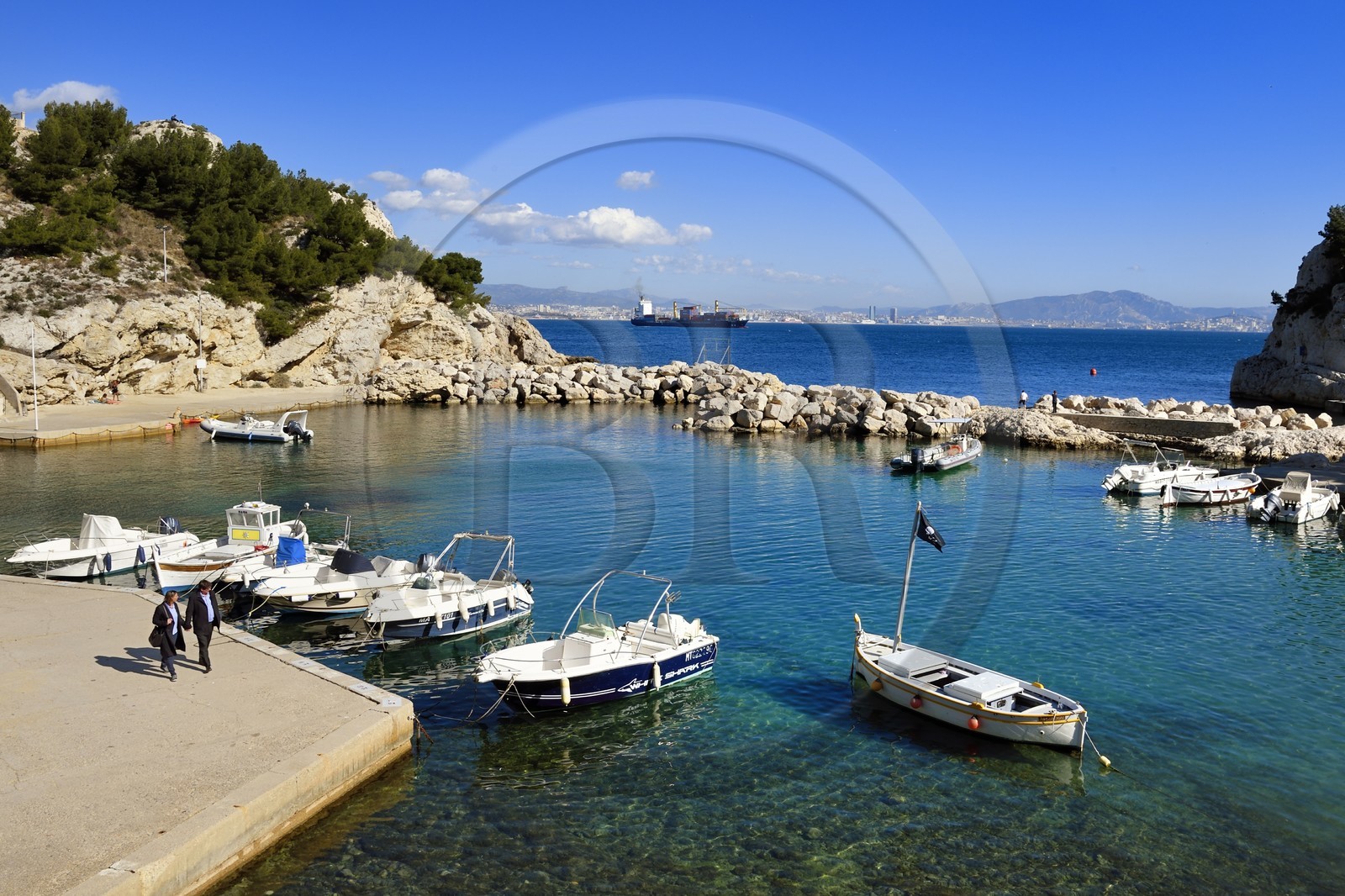 France, Bouches-du-Rhône (13), Le Rove vers Marseille, la Cote Bleue, randonnée de Niolon au Cap Méjean le long du Sentier des Douaniers, le port de Niolon et la ville de Marseille en arrière plan