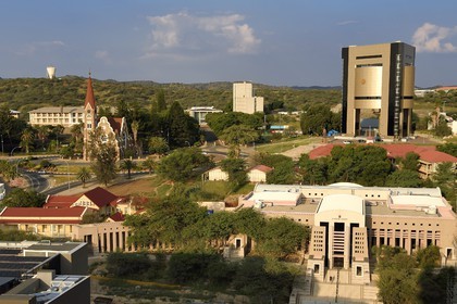 Namibie, région de Khomas, Windhoek, Christ Church (or Christuskirche), église luthérienne dessinée par l'architecte Gottlieb Redecker, le Independence Memorial Museum construit par la Corée du Nord et la Cour Suprême au premier plan