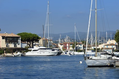 France, Var (83),  golfe de Saint-Tropez, la cité lacustre de Port-Grimaud, maisons avec leur ponton privé