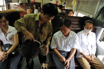 Vietnam, day train from Lao Cai to Hanoi, class Sat hard without climatisation, non officiel tea seller