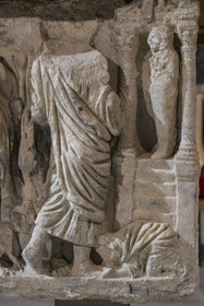 France, Bouches-du-Rhône (13), Tarascon, la collégiale royale Sainte-Marthe érigée aux XIe et XIIe siècles, la crypte remaniée au XVIIe siècle, abrite le sarcophage paléochrétien en marbre blanc (du début du IVe siècle) qui contient les reliques de Sainte-Marthe, la Résurrection de Lazare, le corps recouvert de bandelettes, le Christ à ses côtés et Marthe agenouillée à ses pieds (symbole de l'onction des malades) (détail)