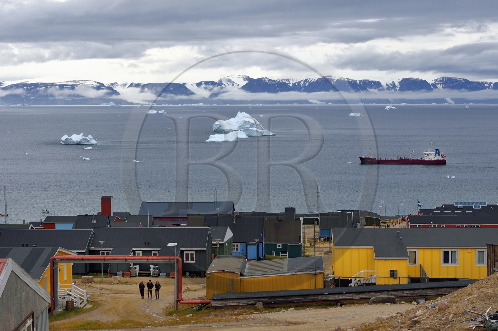 Groenland, cote Nord-Ouest, mer de Baffin, pétrolier devant la ville de Qaanaaq ou Nouvelle Thule