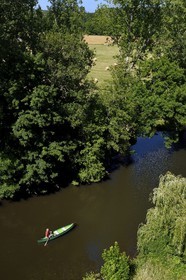 France, Dordogne (24), Périgord Vert, Bourdeilles, la Dronne vue du chateau