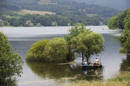 France, Nièvre (58), pêcheurs à la ligne au bord du lac des Settons