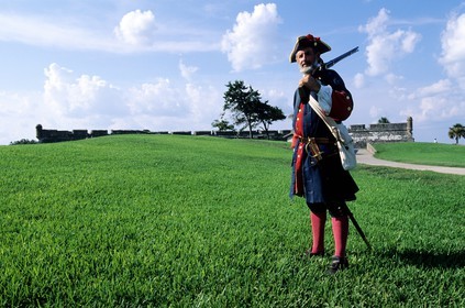 Etats-Unis, Floride, Saint Augustine, Castillo de San Marcos, garde en costume espagnol du 18ème siècle