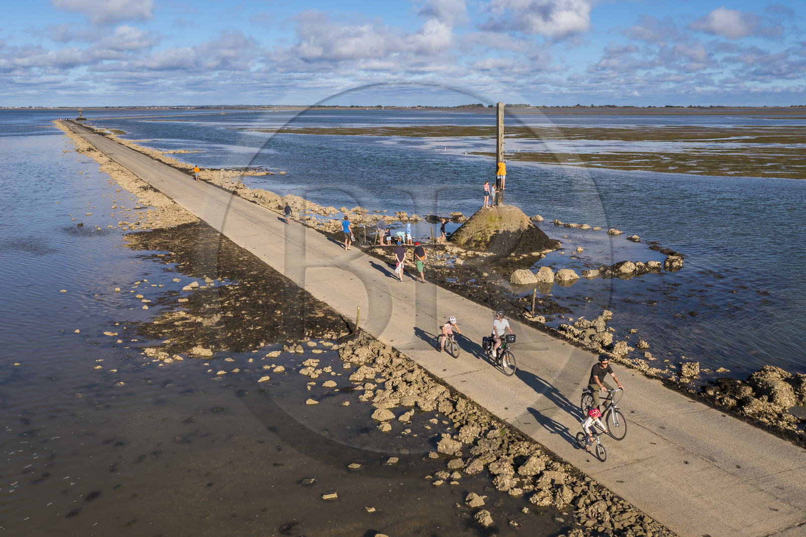 France, Vendée (85), île de Noirmoutier, Barbatre, cyclistes sur le passage du Gois à marée montante, chaussée submersible qui relie l'île au continent à marrée basse, un des refuges sur la droite (vue aérienne)