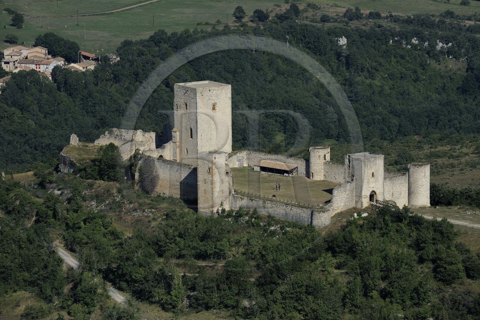 France, Aude (11), le château cathare de Puivert du XIIe siècle (vue aérienne)
