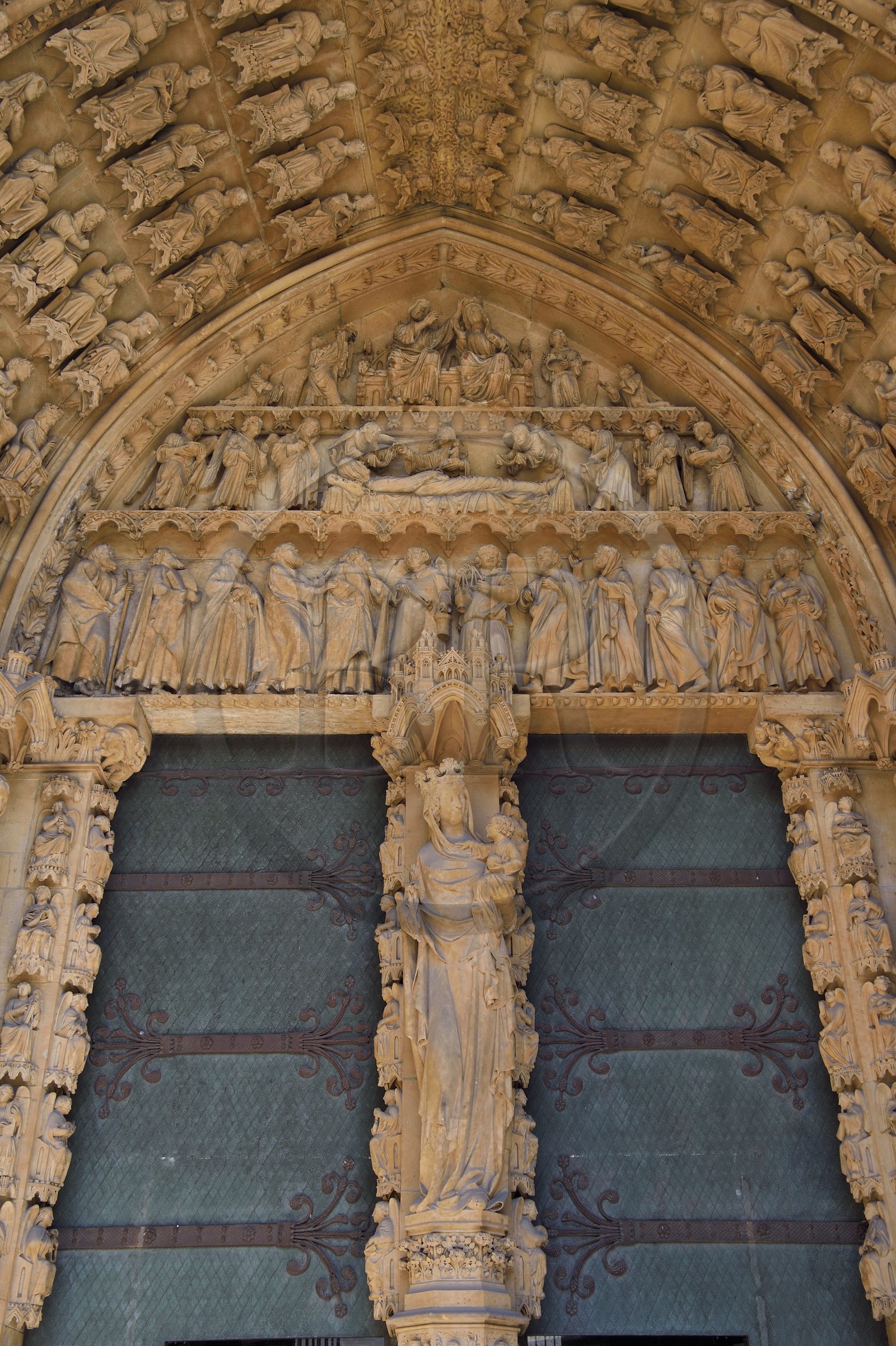 France, Moselle (57), Metz, la cathédrale Saint-Etienne en pierre de Jaumont, le portail de la Vierge, obstrué au XVIIIe siècle puis restauré en 1885