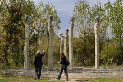 Portugal, région du Minho, Guimaraes, Campo da Ataca, site de la bataille marquant l'indépendance du Portugal et  matérialisé par la sculpture de l'artiste Augusto Vasconcelos de 1996