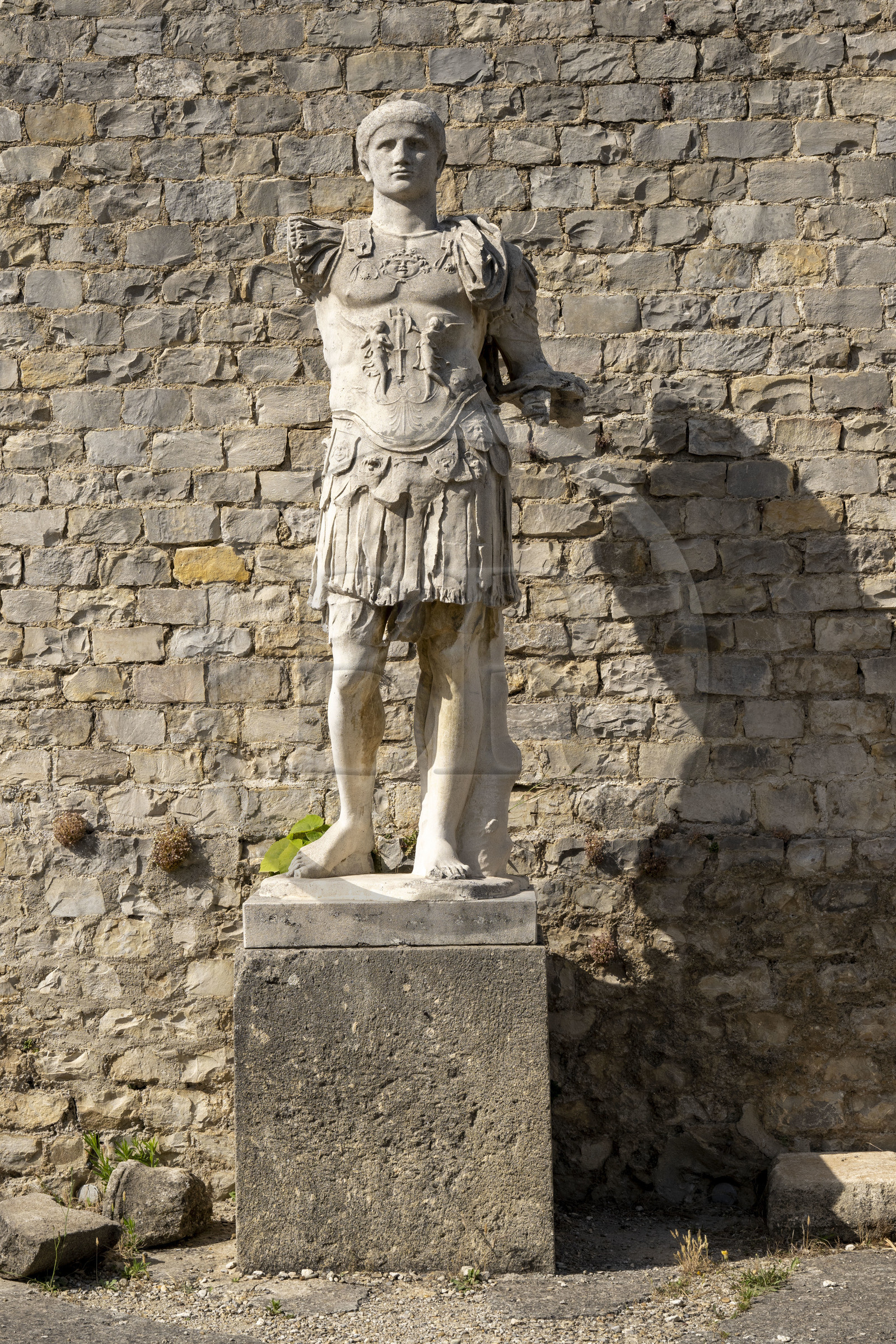France, Vaucluse (84), Vaison-la-Romaine, site archéologique de la Villasse, Maison au buste d'argent, statue de Domitien