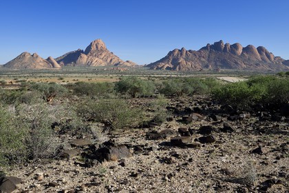 Namibie, région de Erongo, Damaraland, le Petit Spitzkoppe ou Spitzkop (1784 m), montagne granitique dans le désert du Namib