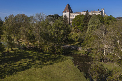 France, Charente (16), Bourg-Charente, le chateau de Bourg appartient à la famille Marnier-Lapostolle, elle y produit les liqueurs Grand Marnier (vue aérienne)