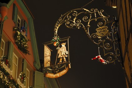 France, Haut Rhin (68), Colmar, enseigne de restaurant dans la Grand'rue