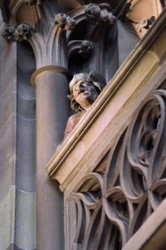 France, Bas-Rhin (67), Strasbourg, vieille ville classée au Patrimoine Mondial de l'UNESCO, la cathédrale Notre-Dame, bras sud du transept, l'homme accoudé à la cantoria, pourrait être le sculpteur Hans Hammer (fin XVème siècle)