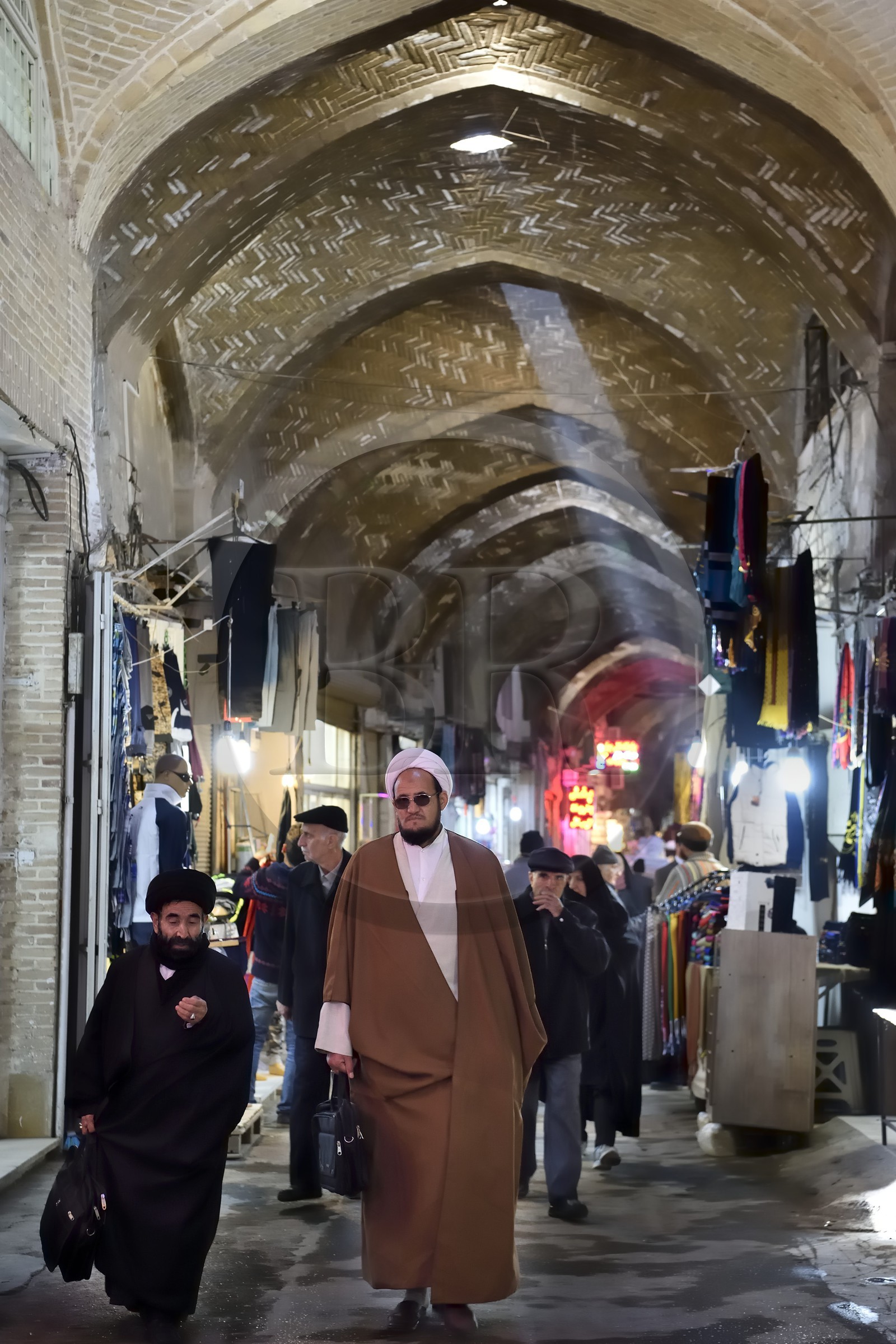 Iran, province d'Ispahan, Ispahan, mollah dans le Bazar-e Bozorg (Grand Bazar), immense bazar couvert qui remonte à près de 1300 ans