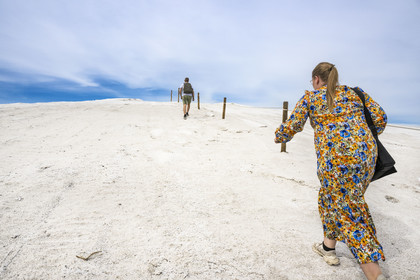 France, Gard (30), Aigues-Mortes, le salin d'Aigues-Mortes (Salins du Midi), touristes grimpant sur une montagne de sel