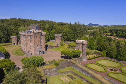 France, Puy-de-Dôme (63), Pontgibaud, Chateau-Dauphin, forteresse du XIIe siècle (vue aérienne)