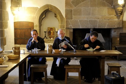 France, Manche (50), l'abbaye du Mont-Saint-Michel, classé Patrimoine Mondial de l'UNESCO, déjeuner dans le réfectoire actuel des moines des Fraternités Monastiques de Jérusalem dans les logis abbatiaux