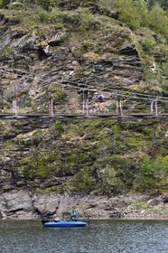 France, Cantal (15), Gorges de la Truyère, Chaliers, pêcheurs à la ligne sur leur bateau aux abords de la passerelle de Valadour au dessus de la rivière Truyère