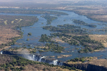 Zimbabwe, province de Matabeleland septentrional, fleuve Zambèze, les Chutes Victoria, classées Patrimoine Mondial de l'UNESCO (vue aérienne)