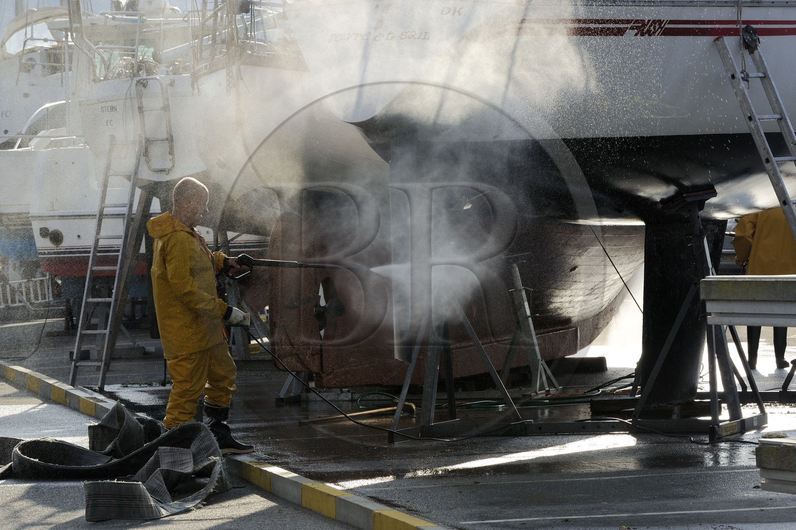 France, Seine-Maritime (76), Pays de Caux, Côte d'Albâtre, Fécamp, ouvriers travaillant sur des bateaux sur le slipway du port