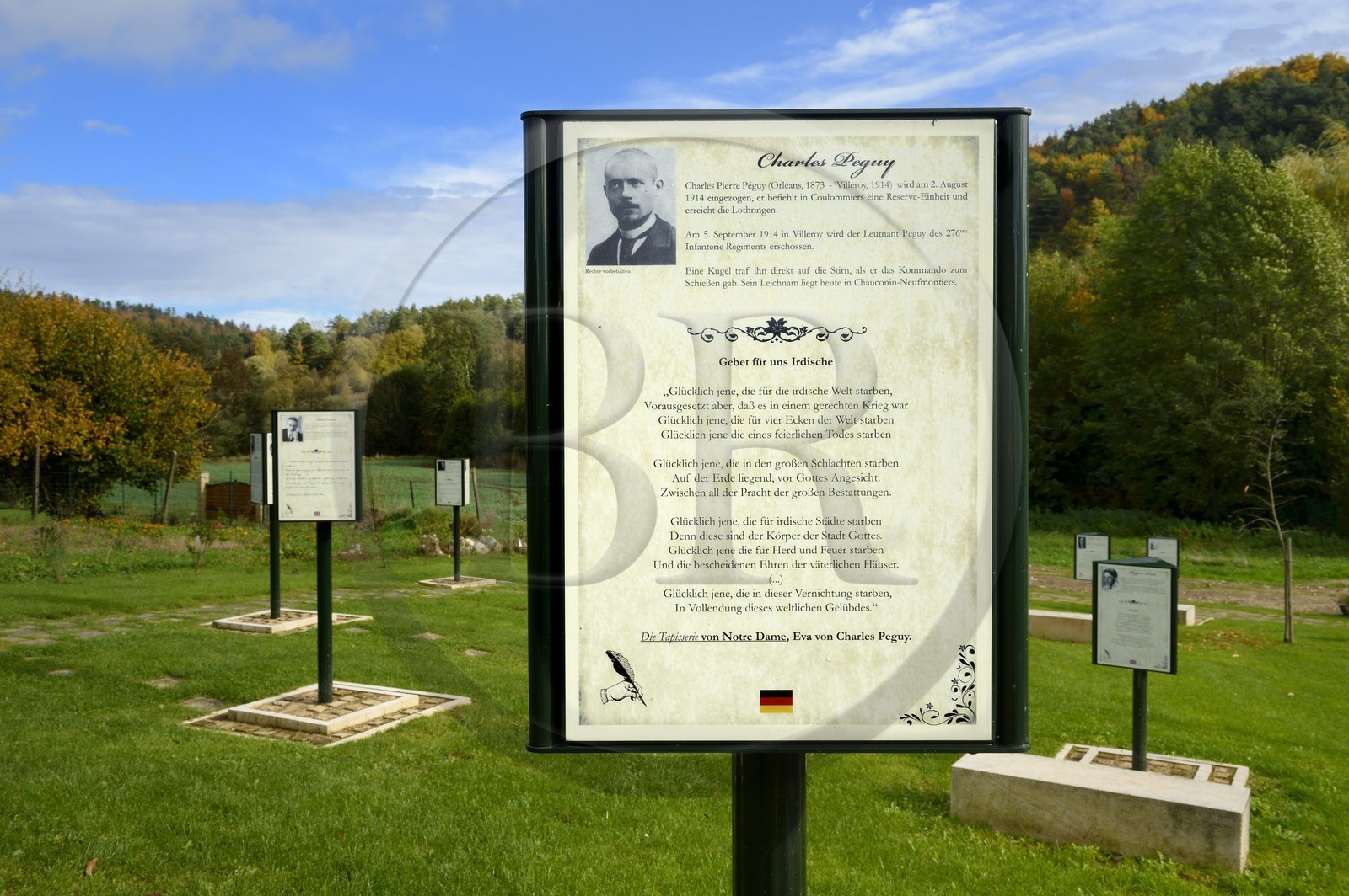 France, Meuse (55), Parc régional de Lorraine, Cotes de Meuse, le Jardin Littéraire de Saint-Remy-la-Calonne, 16 panneaux en 3 langues (Français, Allemand et Anglais) évoquant au travers d'extraits de leurs textes le vécu et les réflexions d'écrivains combattants emblématiques de la Grande Guerre