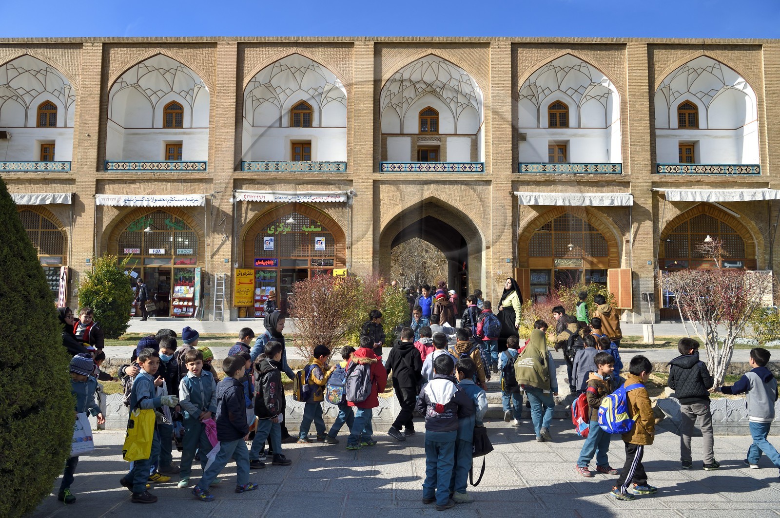 Iran, province d'Ispahan, Ispahan, place naghsh-i jahan aussi connue sous le nom de place Imam Khomeiny, classé Patrimoine Mondial de l'UNESCO, sortie scolaire