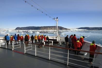 Groenland, cote ouest, baie de Disko, le bateau de croisière MS Fram de la compagnie Hurtigruten progresse entre les icebergs de la baie de Quervain, le glacier Kangilerngata sermia à gauche et le glacier Eqip Sermia (glacier Eqi) à droite