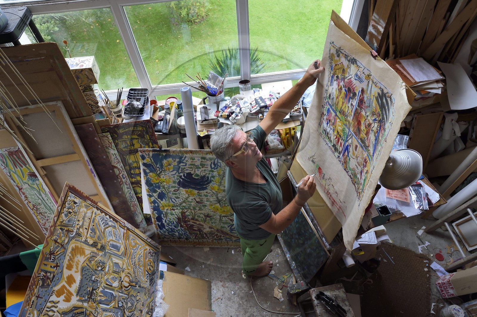 France, Finistère (29), Lannilis, Prat Ar Coum, l'artiste peintre Loic Madec dans son atelier