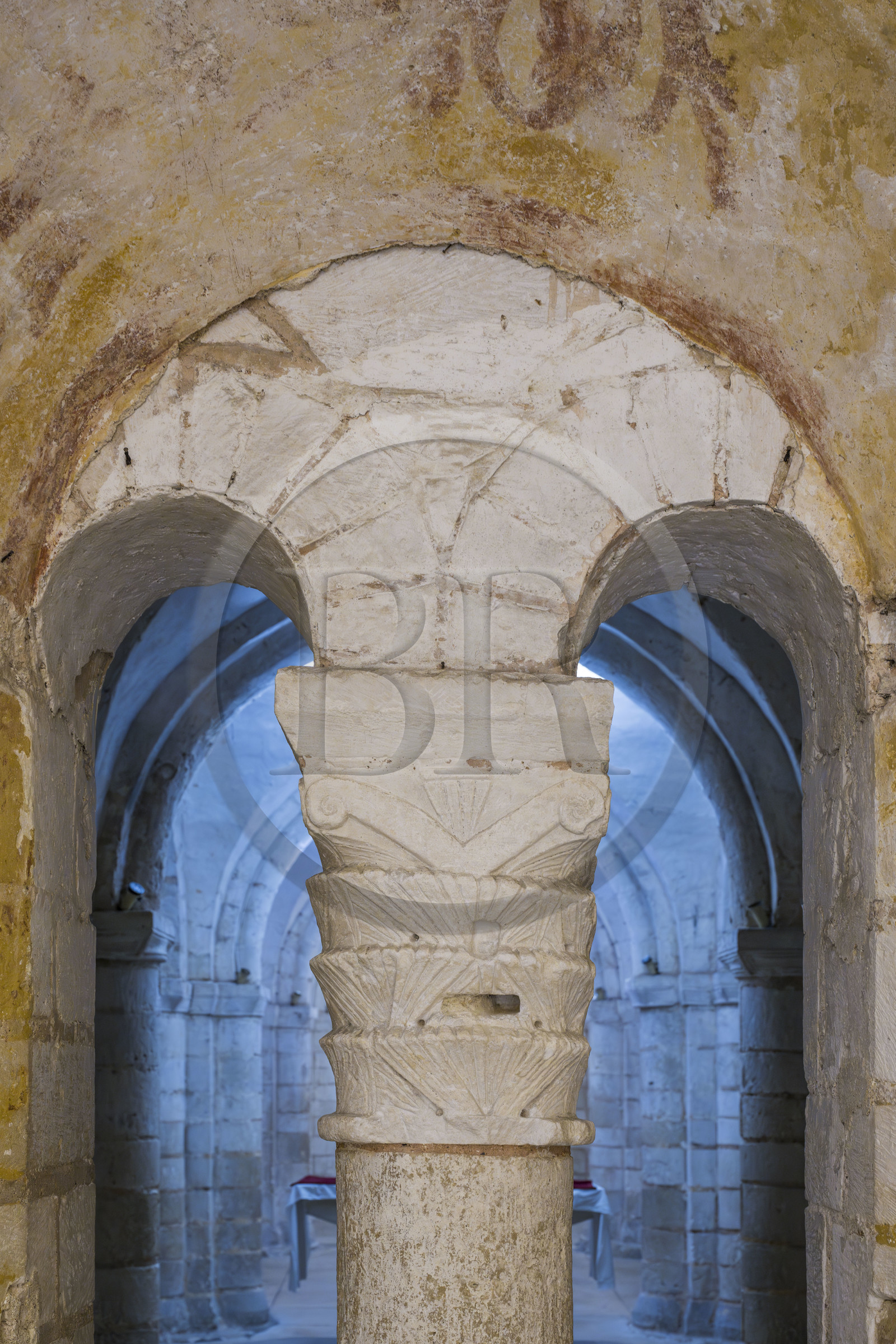 France, Yonne (89), Auxerre, cathédrale Saint-Etienne, chapiteau et pilier de la crypte romane (XIe siècle)