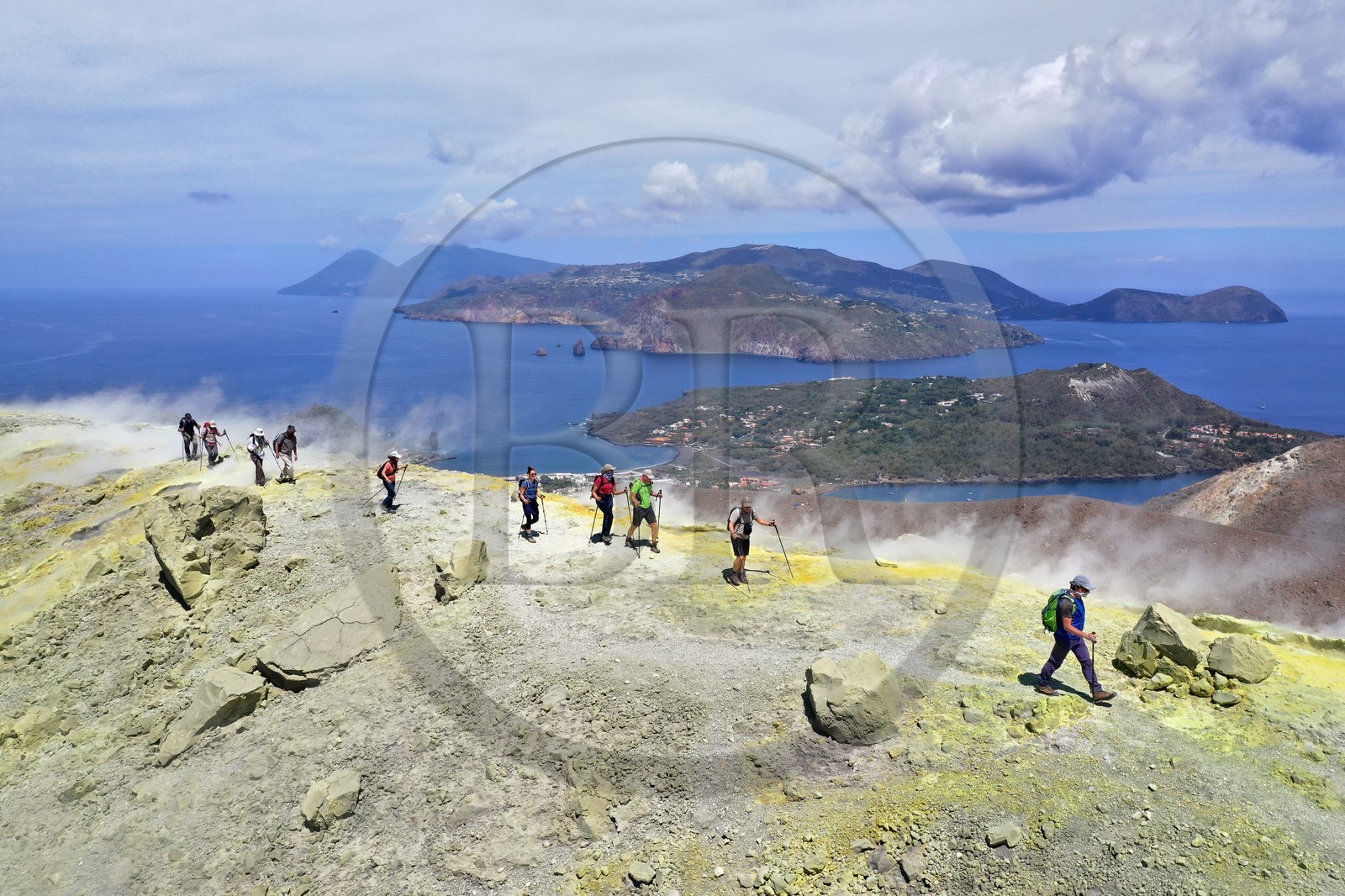 Italie, Sicile, iles Eoliennes, classées Patrimoine Mondial de l'UNESCO, ile de Stromboli, pecheurs sur la plage de Scari et le volcan actif du Stromboli en arrière plan (vue aérienne)