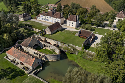 France, Côte-d'Or (21), Buffon, la Grande Forge de Buffon alimenté par l'Armançon, la maison du maître et les habitations ouvrières en arrière plan (vue aérienne)