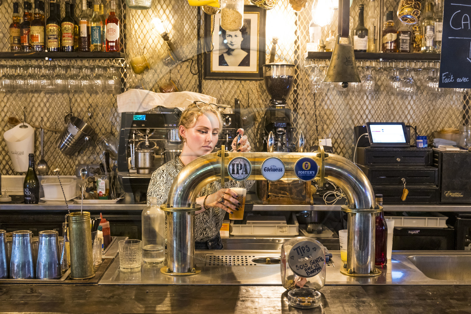 France, Hérault (34), Montpellier, Marché du Lez regroupant commerces, brocantes, marchés de producteurs, restaurants, foodtrucks, startups, animations et évènements, expositions, Lili du bar à cocktails Willie Carter Shape