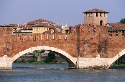 Italy, Veneto, Verona, Scaligero Bridge and Castelvecchio Castle